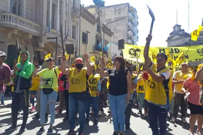 Referentes de organizaciones sociales se distancian de la metodología de entrar a los súper a pedir comida