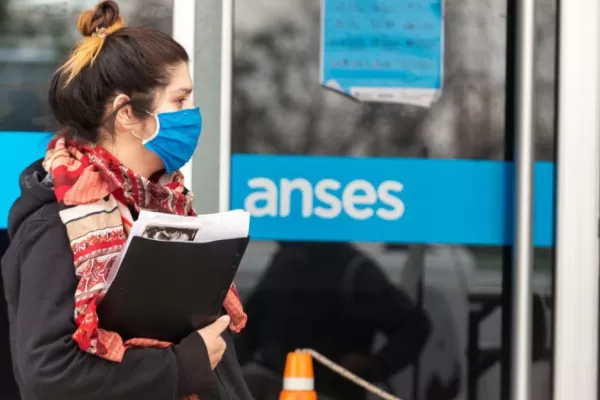 El Gobierno analiza  aumentos de la Asignación Universal y suba de salario mínimo