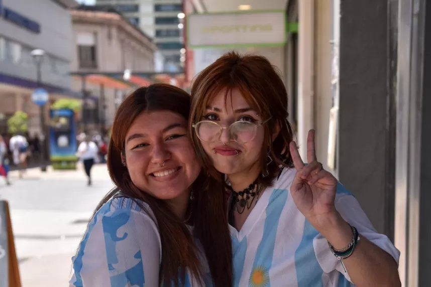 LISTAS PARA EL MARTES. Martina y Lucía combinaron el uniforme de la escuela con un look futbolero.