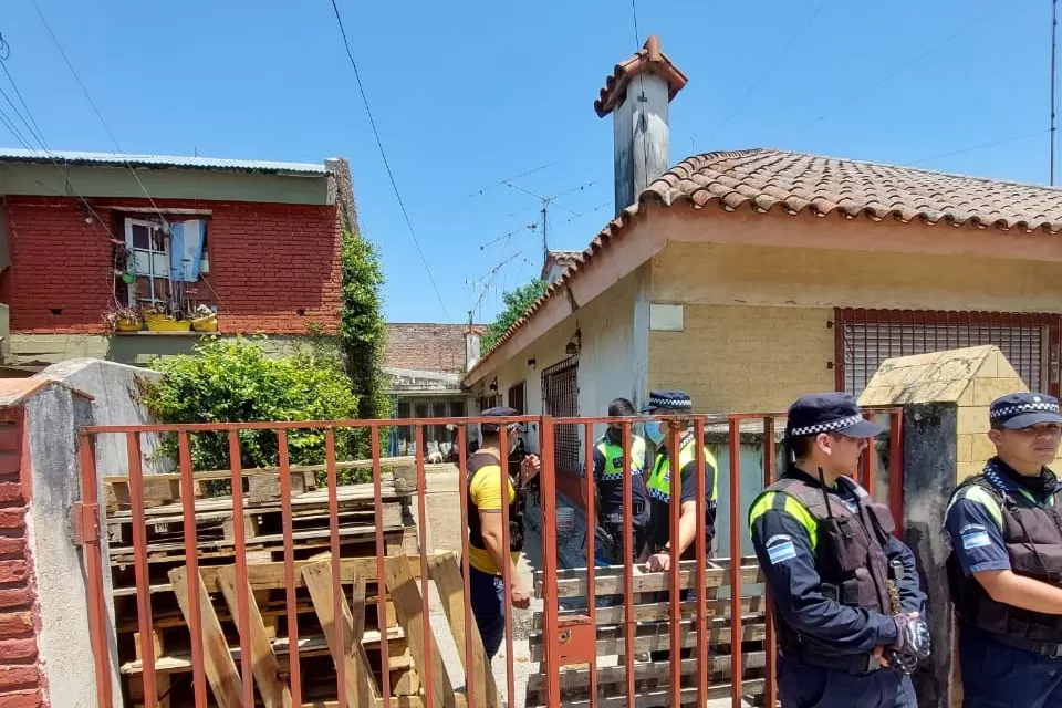 Horror en Aguilares: allanaron el domicilio de una supuesta rescatista y encontraron más de 15 animales muertos y en mal estado