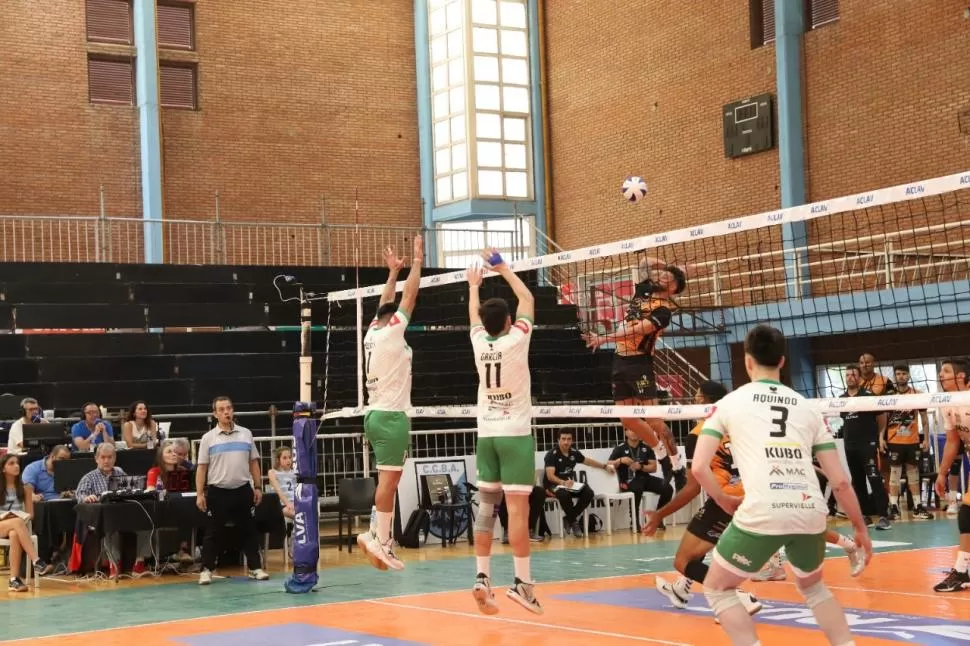 IDEAL. Frontini salta para atacar ante el doble bloqueo. Luego del primer fin de semana de competencia, el opuesto monterizo fue incluido en el equipo de la fecha. PRENSA MONTEROS VOLEY