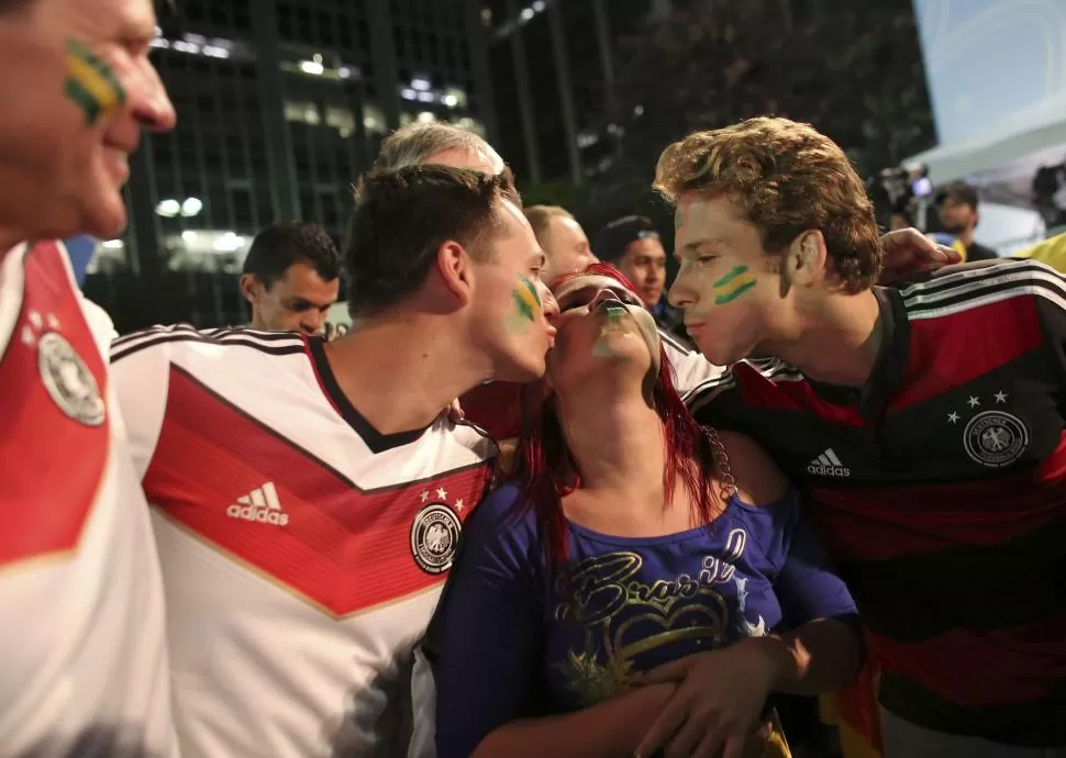 ENCUENTROS. Los fanáticos de todo el mundo viven una fiesta cada vez que se disputa una Copa del Mundo. Nadie sabe que pasará en Qatar. 