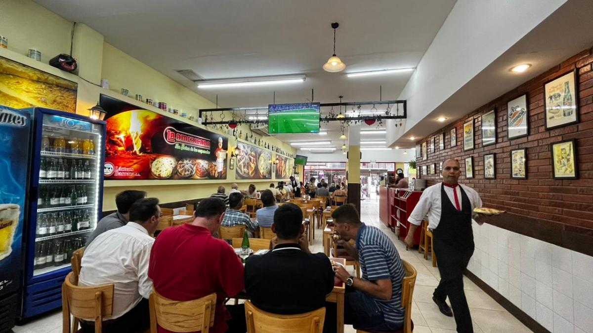 Calle Corrientes: mucha pizza y poco fútbol en la previa al Mundial de Qatar 2022