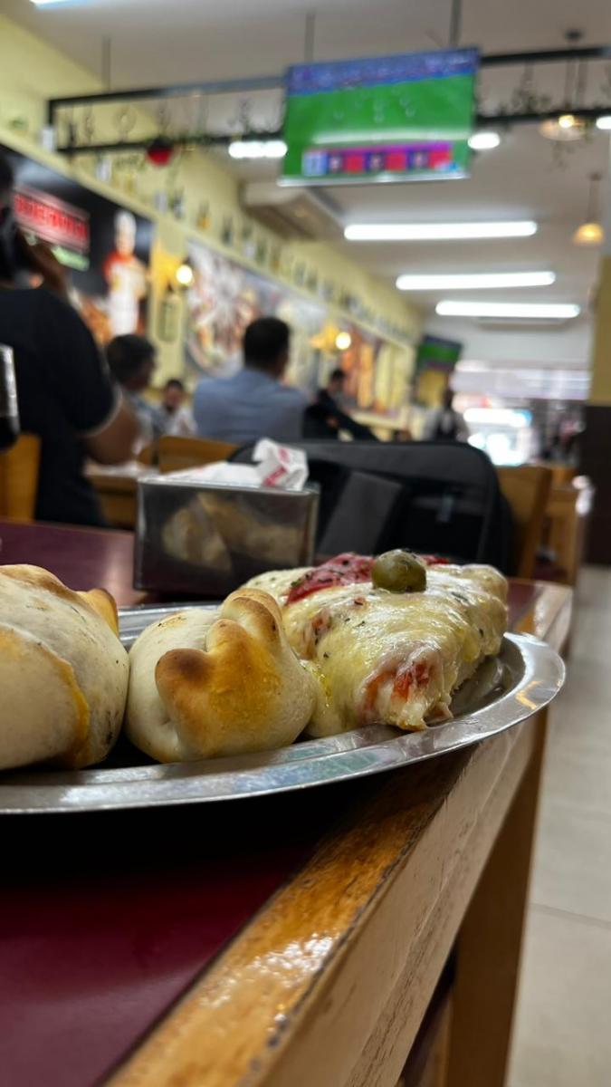 Calle Corrientes: mucha pizza y poco fútbol en la previa al Mundial de Qatar 2022