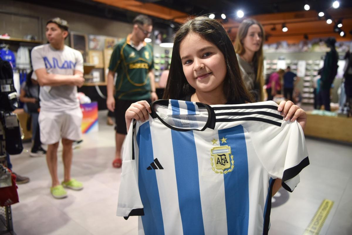 CUMPLE MUNDIAL. Bianca le compró la camiseta a su papá por su cumpleaños.