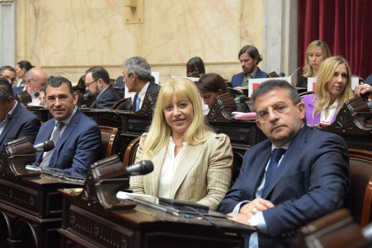 EN EL RECINTO DE DIPUTADOS. Chahla, junto a Cisneros -quien le dio su apoyo para la vicegobernación- y a Leito. Foto de Twitter @RossanaChahla