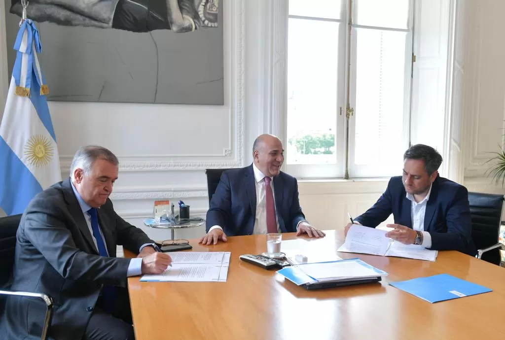 EN LA CASA ROSADA. Jaldo participó de la firma de convenios por recursos federales para Tucumán. Foto de Prensa Gobernación