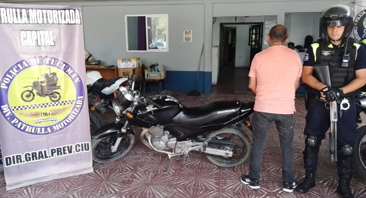 Detuvieron a un inspector de tránsito por circular en una moto adulterada