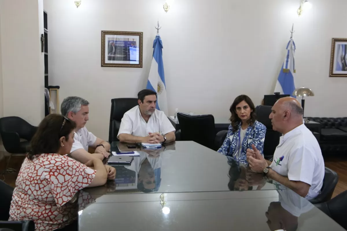 REUNIÓN ENTRE FUNCIONARIOS Y GREMIALISTAS. 