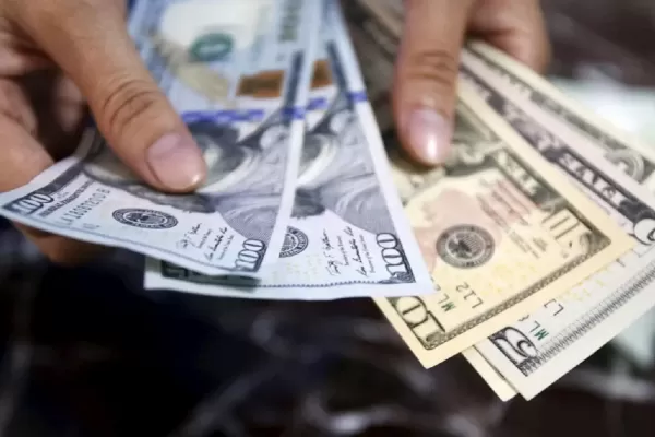 El dólar blue cede pero se mantiene arriba de los $300