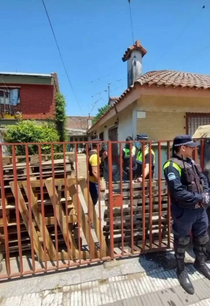 ALLANAMIENTO. La casa donde la Policía encontró 19 perros maltratados y cuatro animales muertos. 