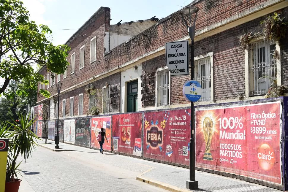 ASÍ ESTÁ HOY. Este es el estado actual de la fachada de El Buen Pastor, a 20 años de su cierre definitivo. Dentro de poco, se demolerá la planta alta. LA GACETA / FOTOS DE DIEGO ÁRAOZ