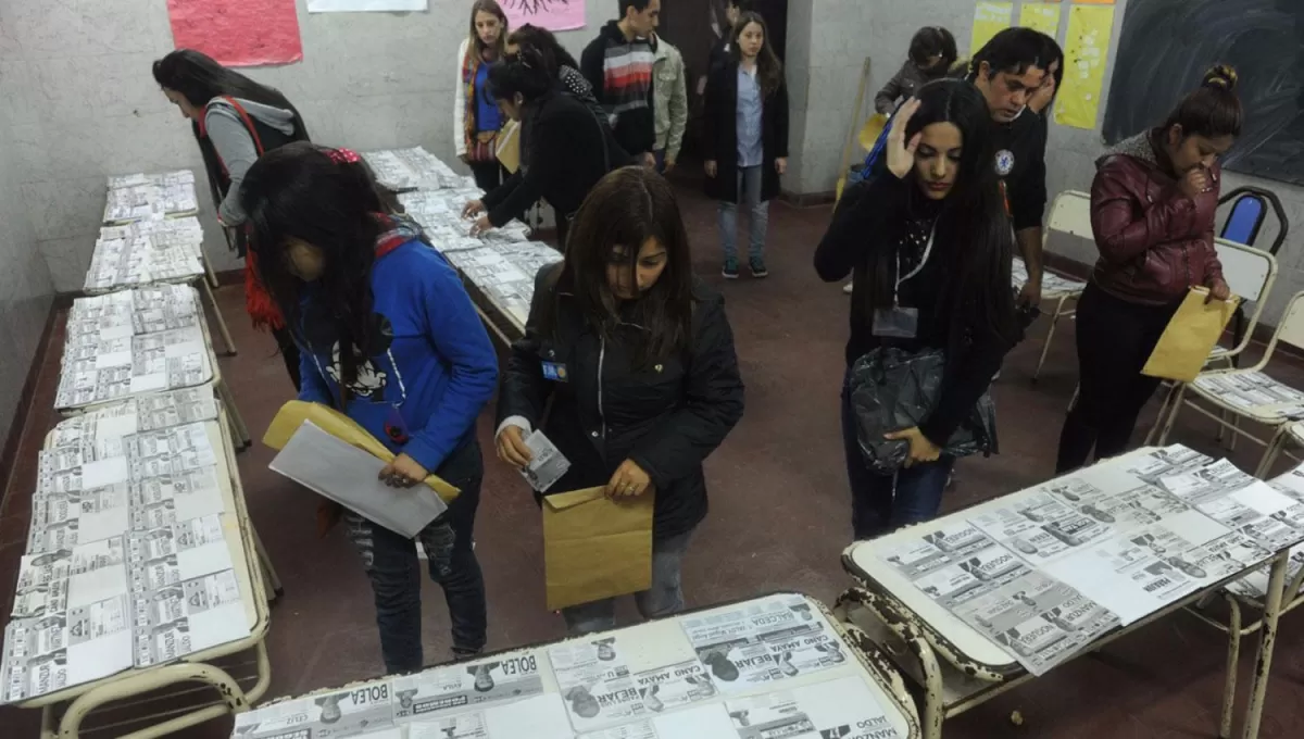 ELECCIONES EN TUCUMÁN. Un cuarto oscuro repleto de boletas, producto del sistema de acoples. Foto de Archivo LA GACETA