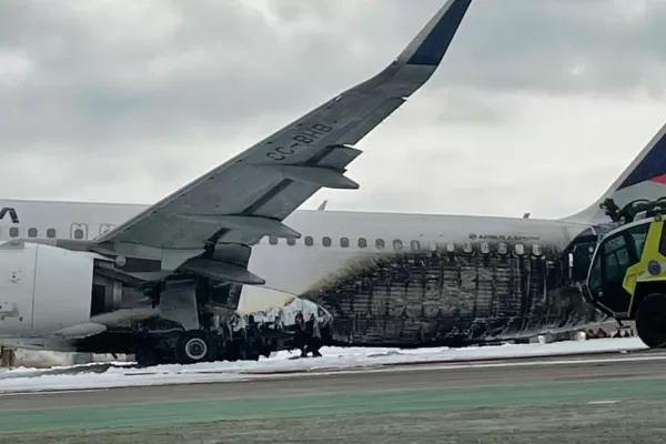Un avión chocó contra un camión de bomberos en Perú: hay dos muertos