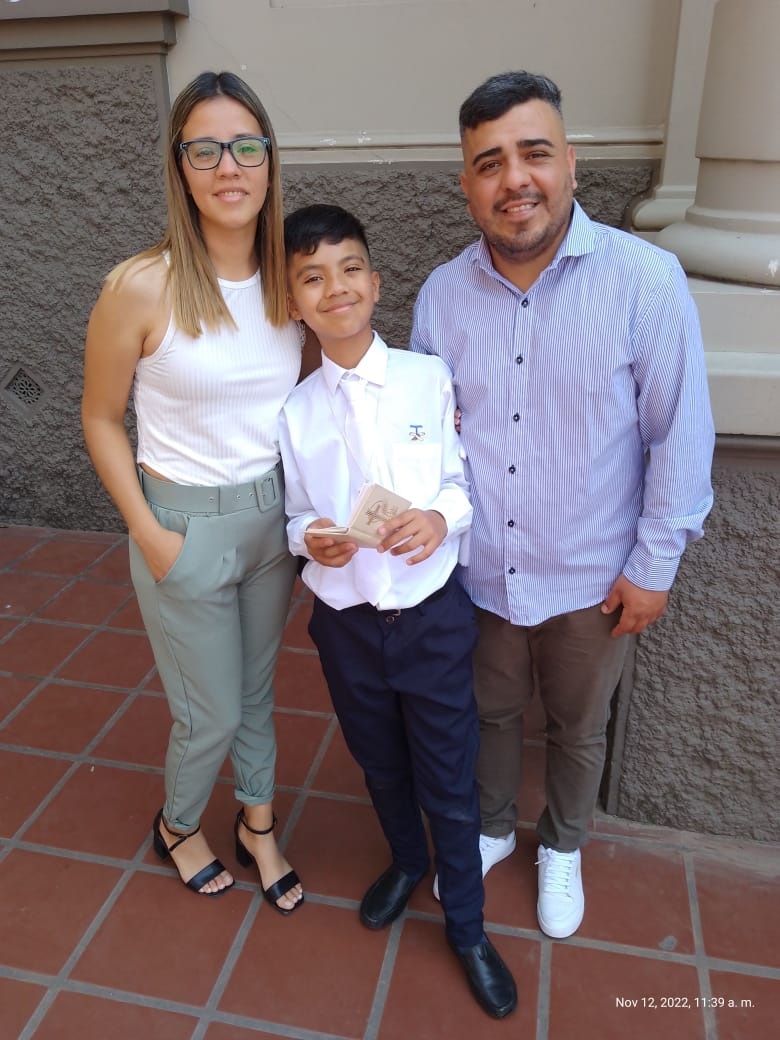 SEBASTIÁN A. RÍOS. En familia cuando su hijo hizo la Comunión.  