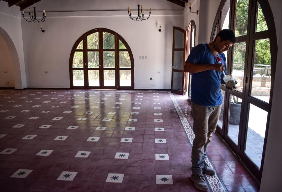 DANDO LOS ÚLTIMOS RETOQUES. Hermosa vista interior del edificio.