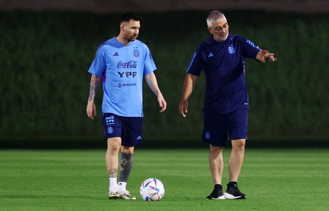 EN QATAR. Lionel Messi y sus compañeros lucieron la nueva ropa de entrenamientos de la Selección con el sponsor de Binance.