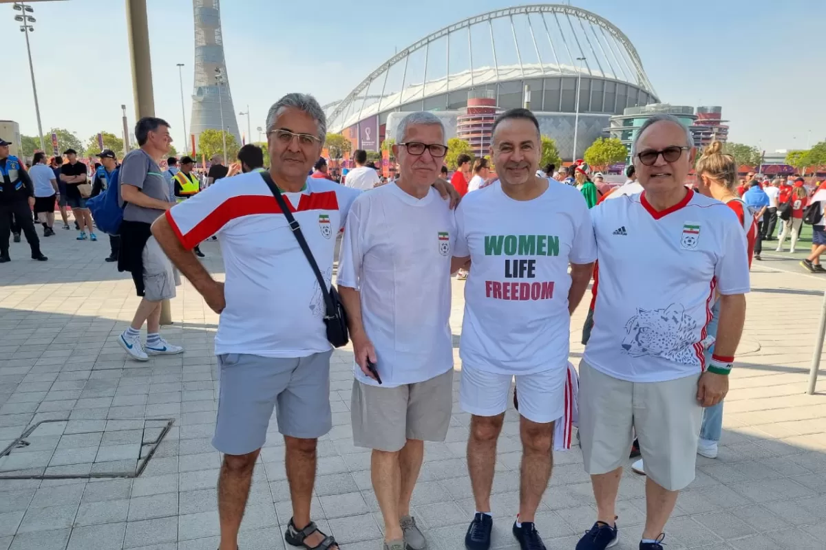 JUNTOS. Bahman Jalali, Andre Johannes, Farhad Sadough y Allen Dibar, parte de la hinchada iraní.