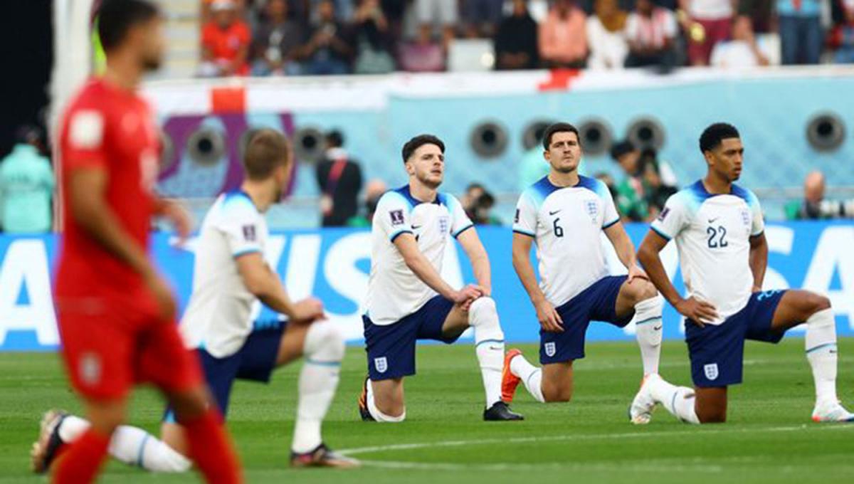 RODILLA AL PISO. Los jugadores de la Selección de Inglaterra se manifestaron en contra de la discriminación que se vive en Qatar.