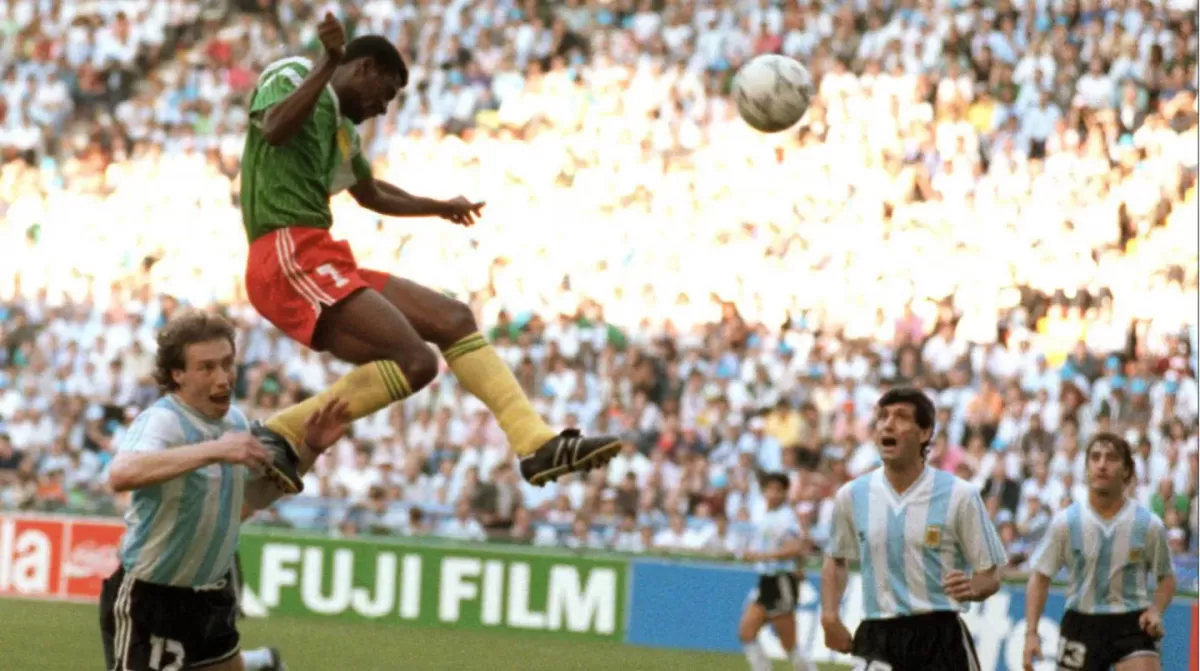 Con este cabezazo, Camerún le ganó a la Selección Argentina en el debut de Italia 90´