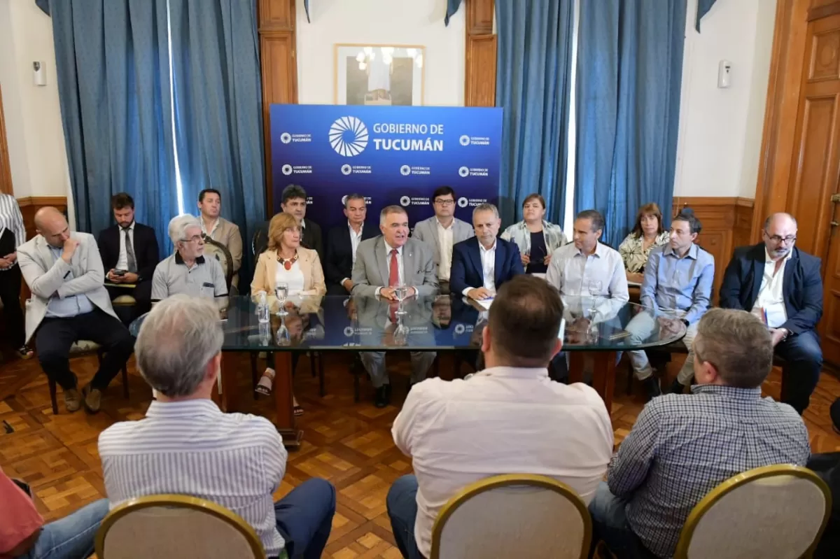 El gobernador interino Osvaldo Jaldo encabezó firma de actas. Foto  Prensa Gobierno