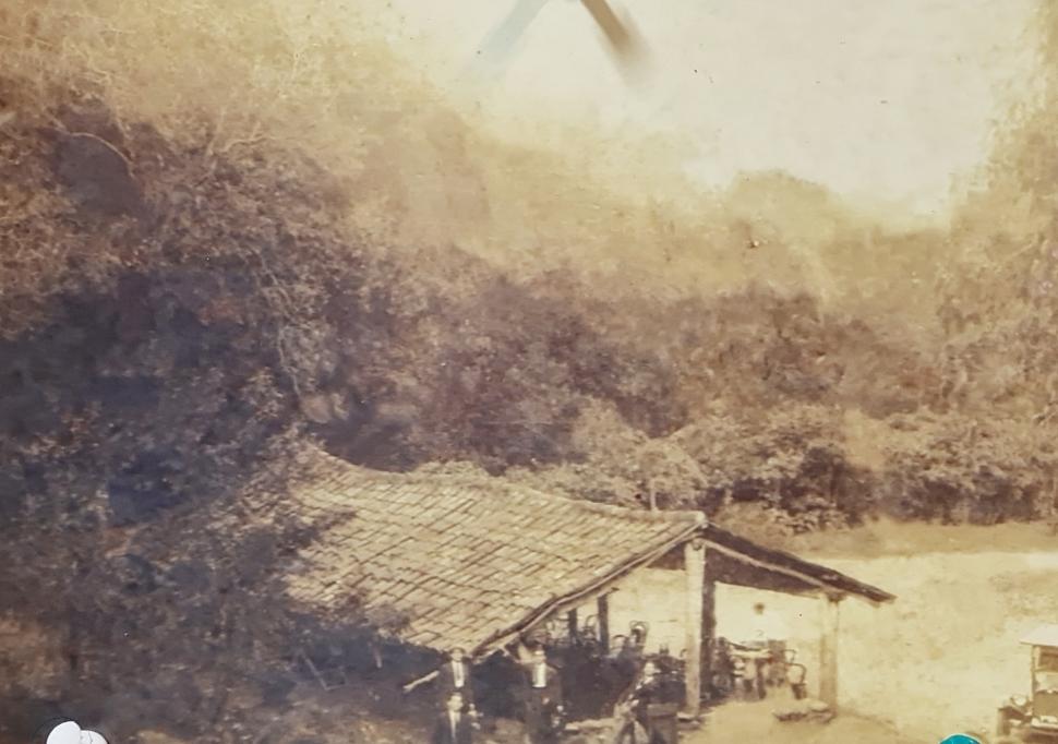 ANTIGUA EDIFICACIÓN. La foto muestra la precaria construcción donde los comensales eran atendidos por la familia Salvatierra. 