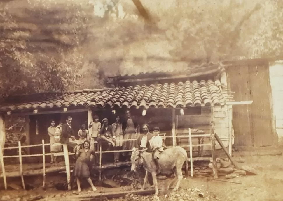 FOTO FAMILIAR. Los Salvatierra posan para el fotógrafo en el frente de la casa donde vivían a la vera de la edificación comercial.   