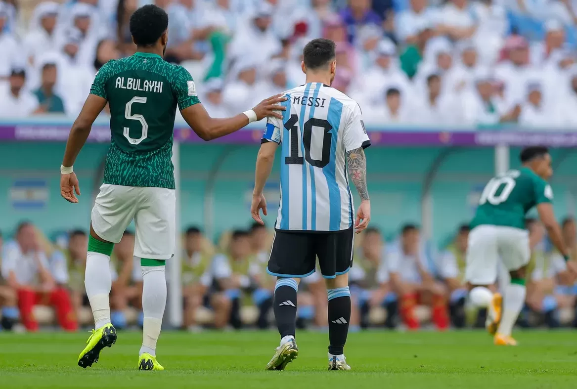 El delantero de Arabia Saudita increpa a Messi en pleno partido