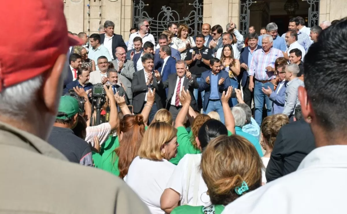 El oficialismo, en medio de reuniones, decretos y renuncias