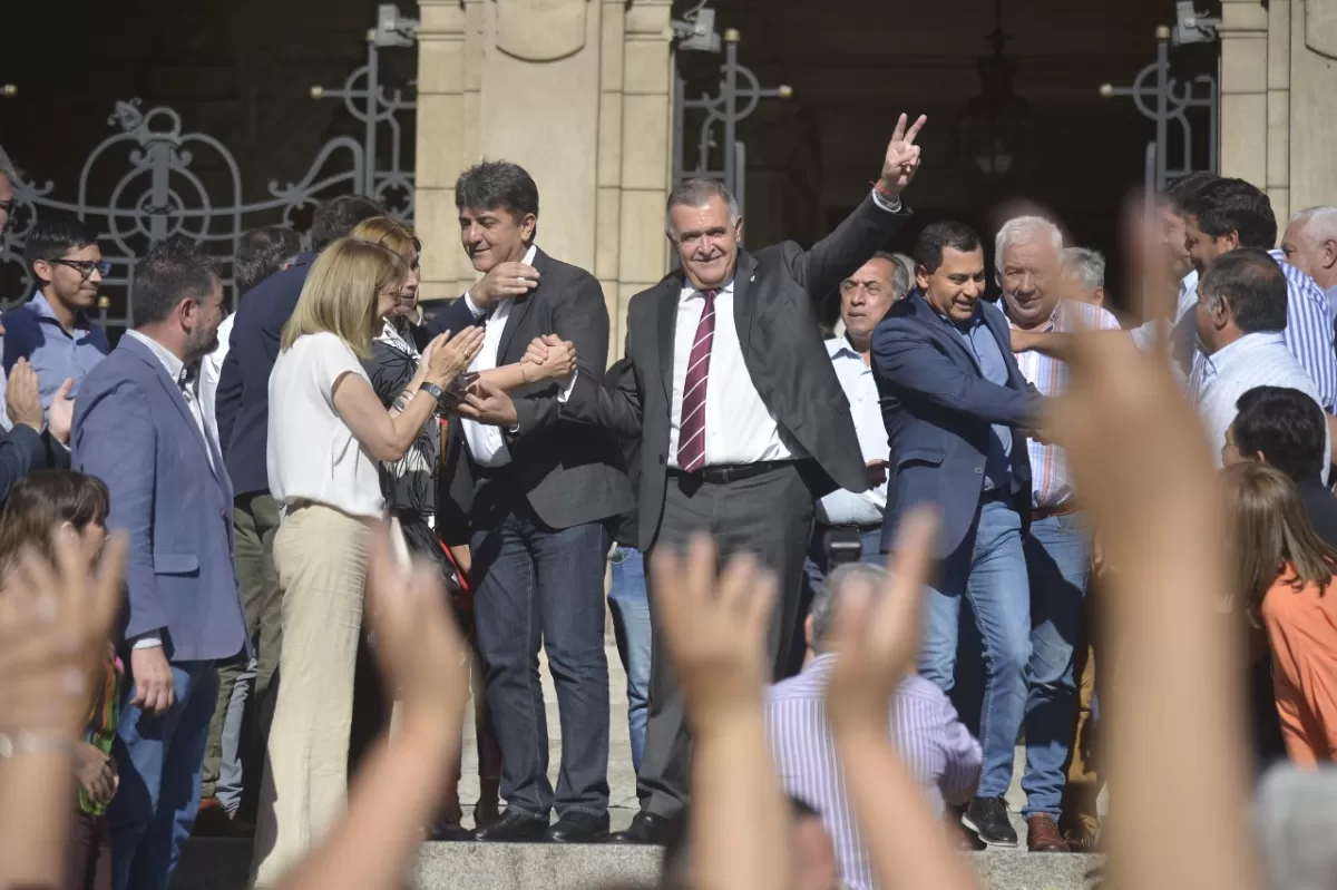 EN CASA DE GOBIERNO. Osvaldo Jaldo, en las escalinatas de la sede de 25 de Mayo y San Martín. Foto de Prensa Gobernación