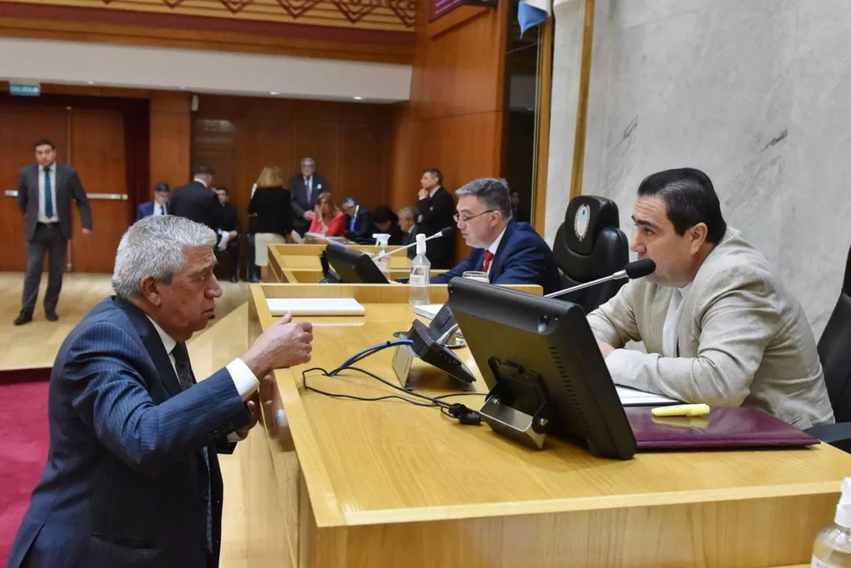 PERONISTAS. El jefe del bloque oficial, Roque Tobías Álvarez, se acerca a dialogar con el presidente subrogante de la Legislatura, Sergio Mansilla. Foto de Prensa HLT