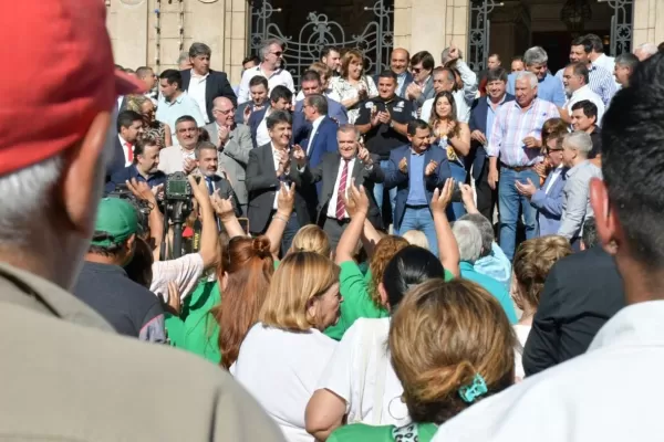 El oficialismo, en medio de reuniones, decretos y renuncias