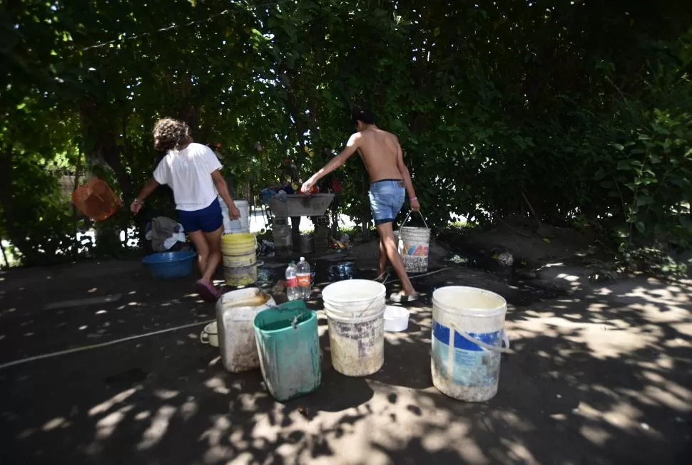 UNA CONSTANTE. En el sur la gente junta agua en baldes. 