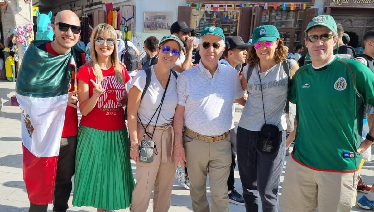 UNA MAREA. Los hinchas mexicanos se destacan por el color verde en las calles de Doha.