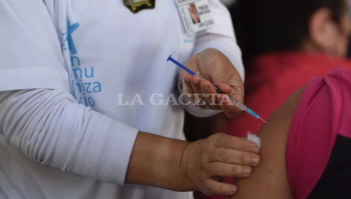 CONTRA LA COVID-19. Se recomienda aplicarse las dosis de refuerzo para prevenir cuadros graves. Foto de Archivo