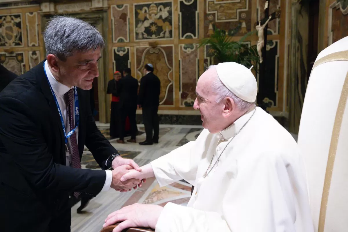 EN EL VATICANO. El senador Pablo Yedlin saluda al Papa Francisco.