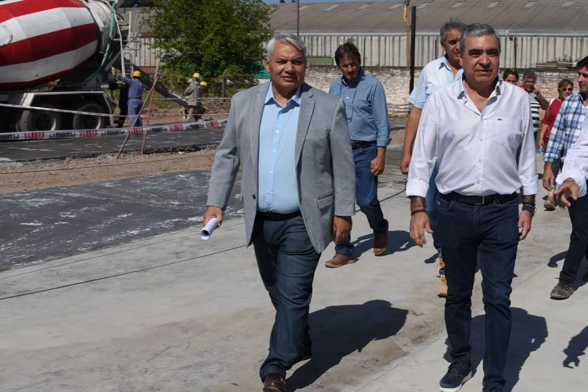 EN RECORRIDO. El ex secretario de Obras Públicas, Alfredo Toscano, junto al ex intendente Germán Alfaro. FOTO DE ARCHIVO