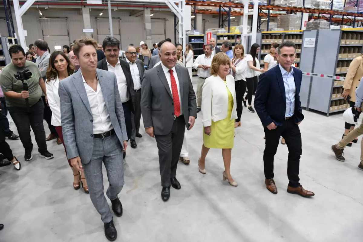 Juan Manzur encabezó el acto de inauguración de Droguería Suiza.