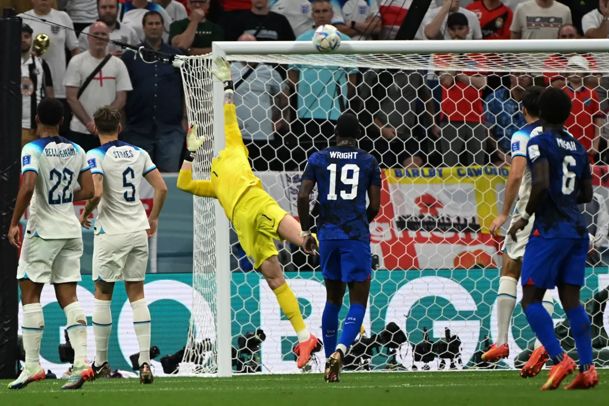 LA MÁS CLARA. Pulisic estrelló la pelota en el travesaño ante la espectacular volada de Pickford. FOTO TOMADA DE TWITTER.COM/FIFAWORLDCUP_ES 