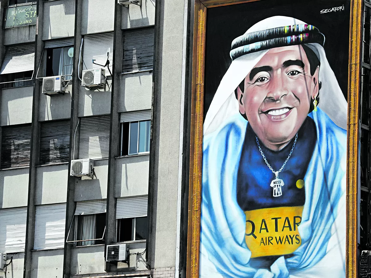 MURAL PORTEÑO. Frente al obelisco, un artista retrató al “10” en el segundo aniversario de su fallecimiento.