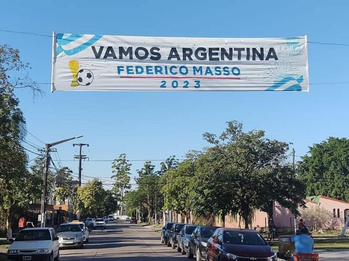 PASACALLES CON TÓNICA MUNDIALISTA. Federico Masso será candidato a gobernador en 2023. 