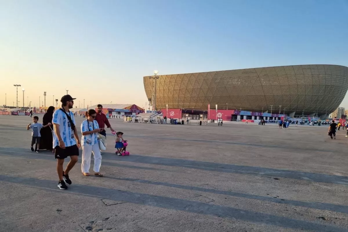 Los hinchas, impacientes en las puertas del estadio