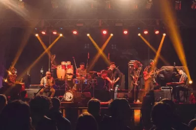 Suenan jazz latino y post rock a todo volumen