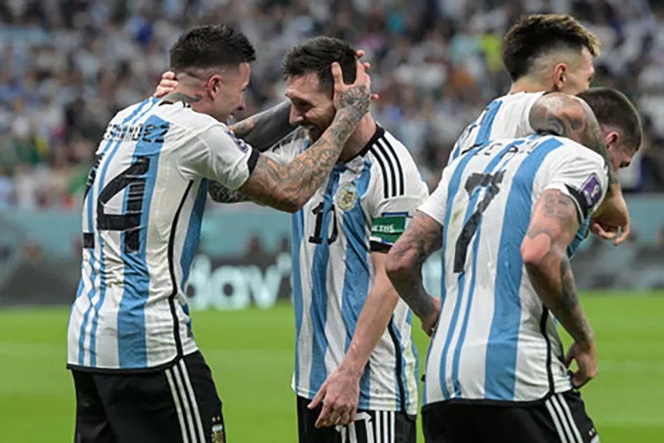 Enzo Fernández  y Lionel Messi