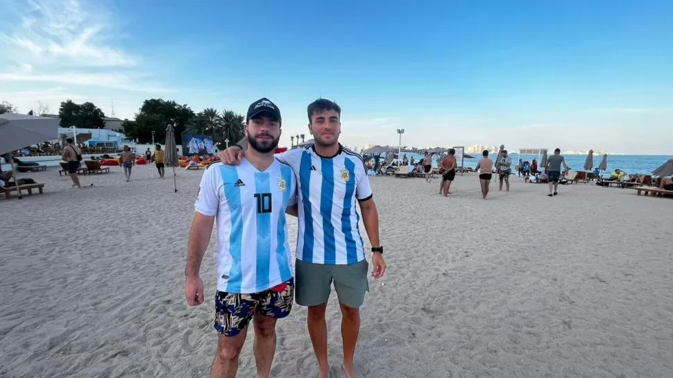 EN LA PLAYA. Santiago Saa e Isaías Mendez disfrutan de una merecida pausa sobre la arena de West Bay, un tranquilo y seguro espacio para relajarse en Doha. 