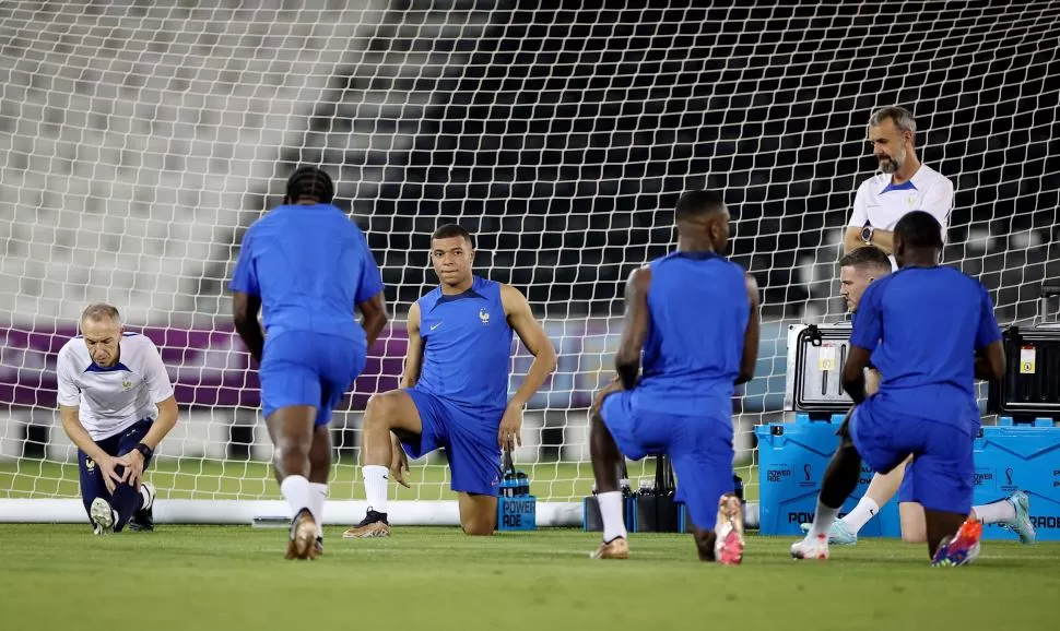 PREPARÁNDOSE. Mbappé y sus compañeros se preparan para el gran duelo contra los daneses 