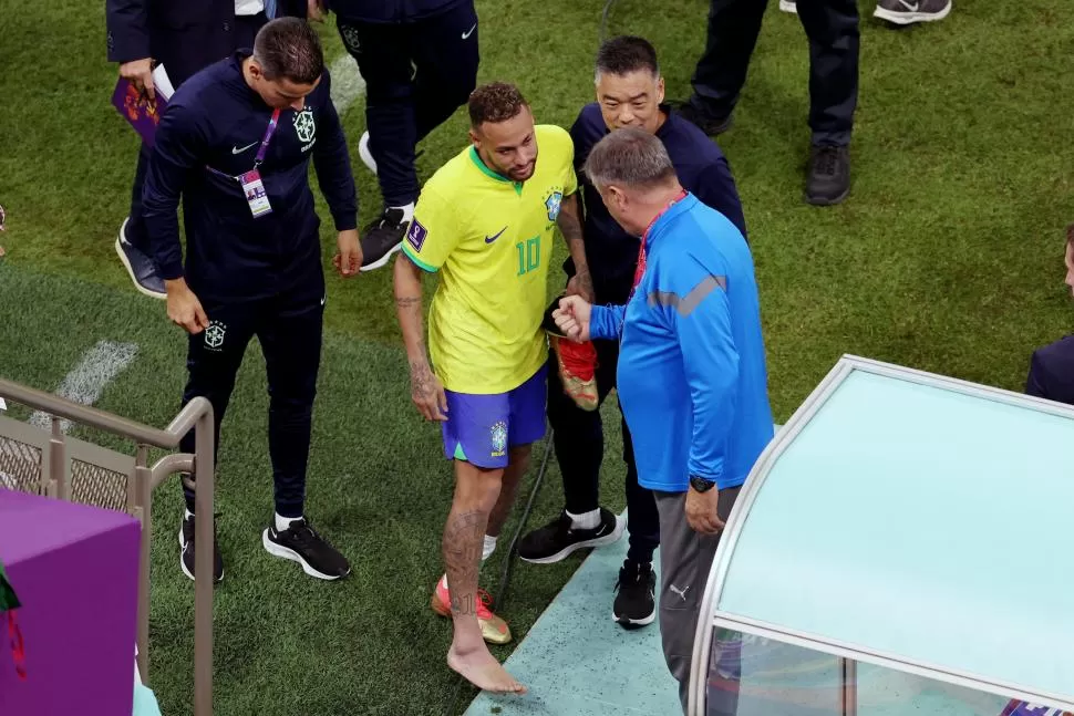 EN RECUPERACIÓN. Neymar llegaría con lo justo a octavos de final.