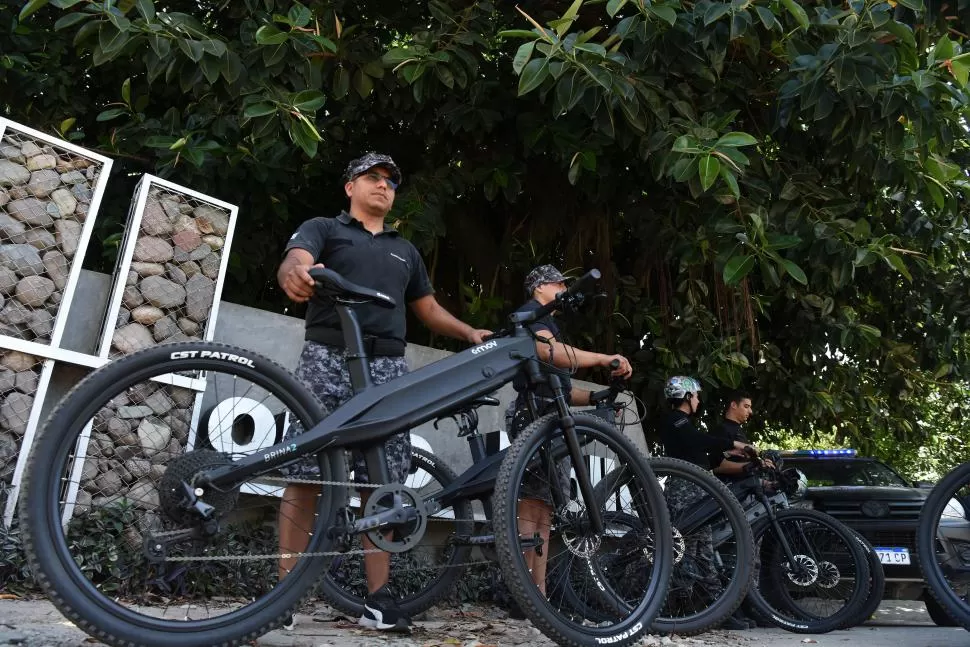 GUARDIA URBANA. Las nuevas bicis son ultralivianas de carbono, lo que les facilitará el trabajo a los agentes municipales. 