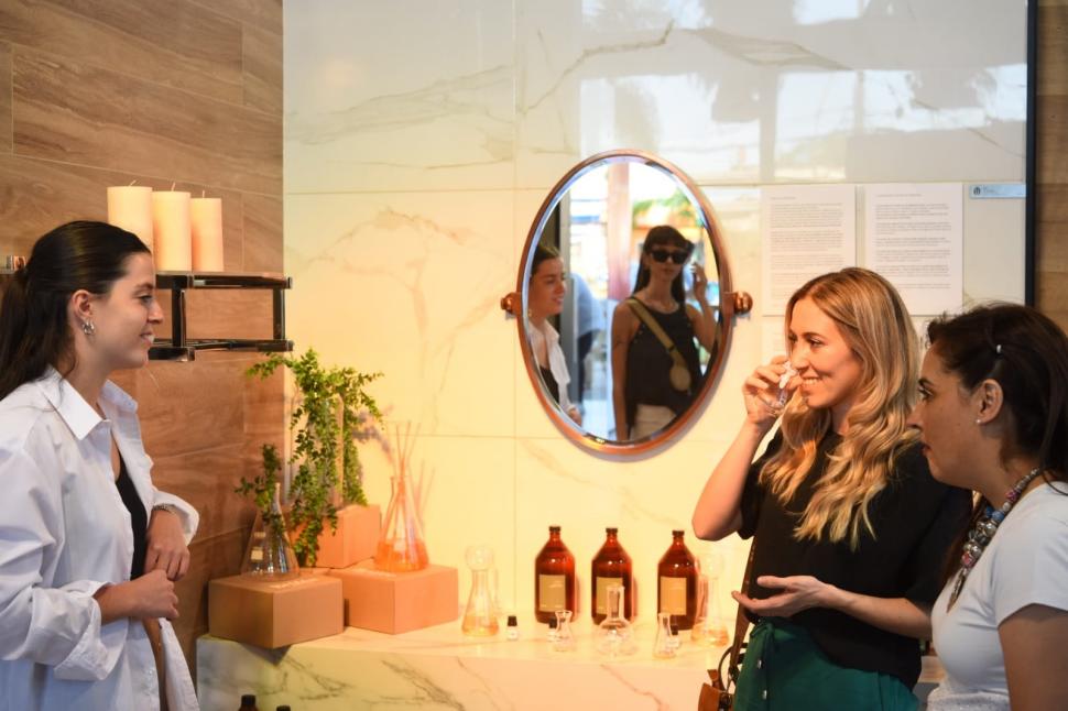 COLORES PARA JUGAR. Una divertida instalación en la que la tela se convierte en un derrame de pintura se vio en Bercovich.  