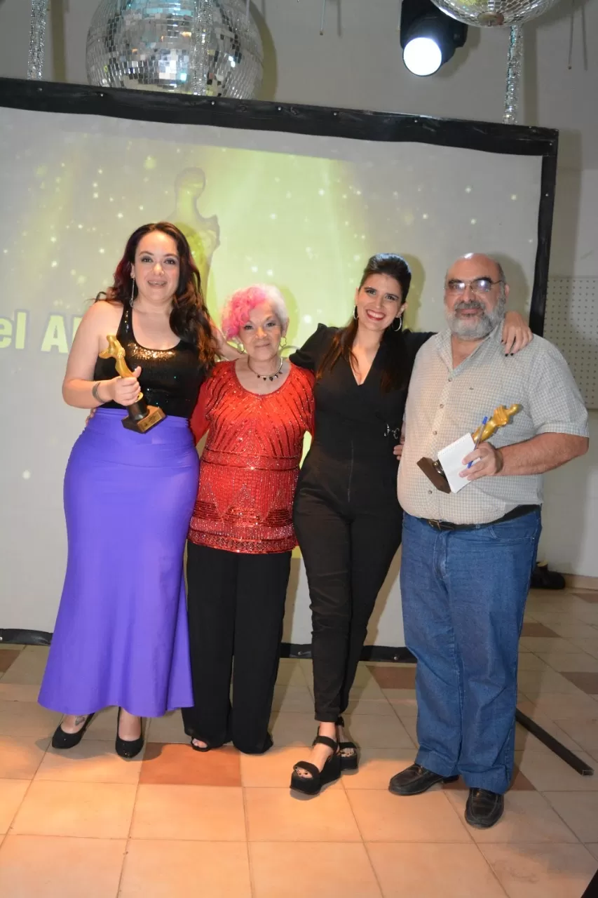 PREMIADOS. Parte del elenco de “El inglés” con Liliana Sánchez (de rojo). 